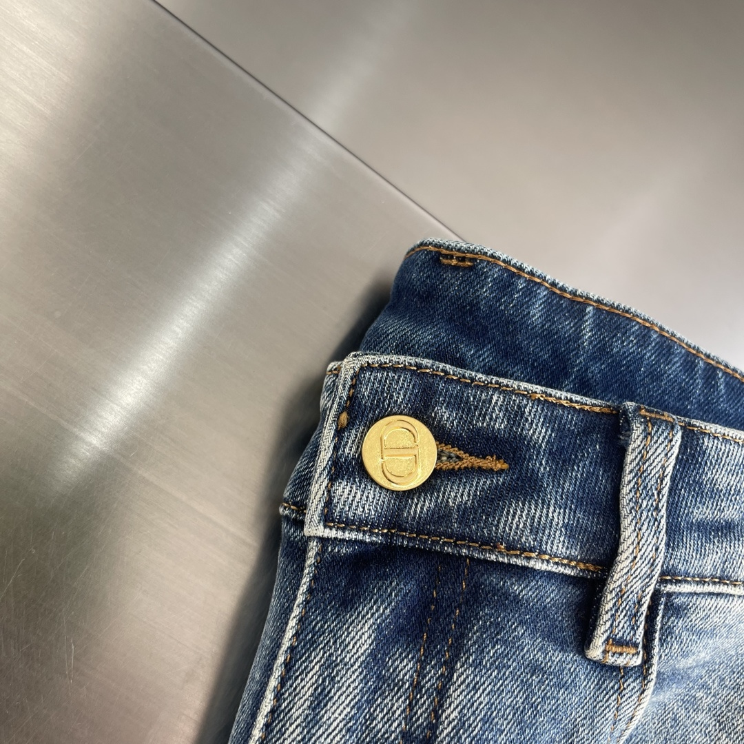 -Dio 新季爆款CD家浅色复古水磨灰蓝色牛仔长裤。底部原单印花新风格设计 柔软亲肤面料、专柜订制奢华感