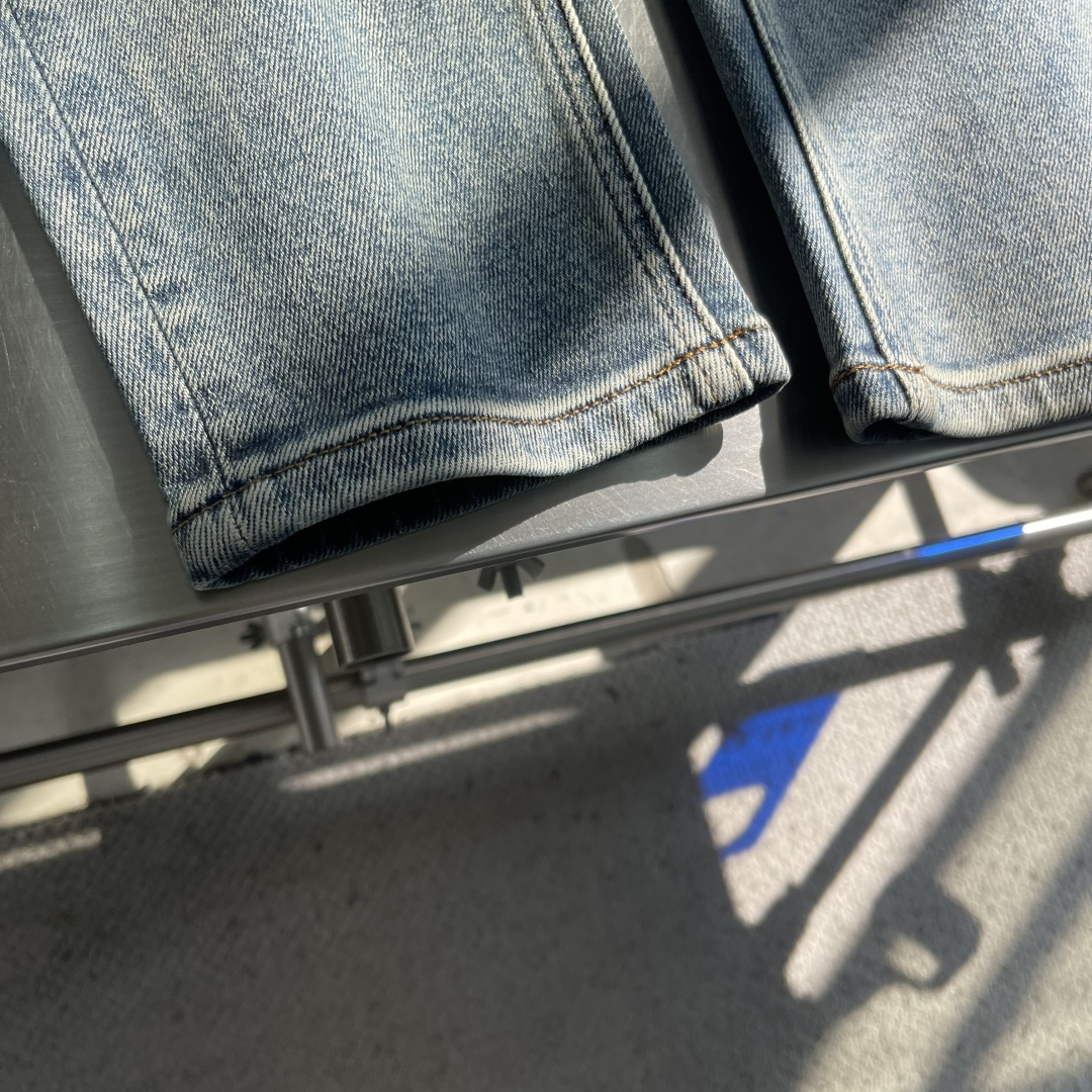 -Dio 新季爆款CD家浅色复古水磨灰蓝色牛仔长裤。底部原单印花新风格设计 柔软亲肤面料、专柜订制奢华感