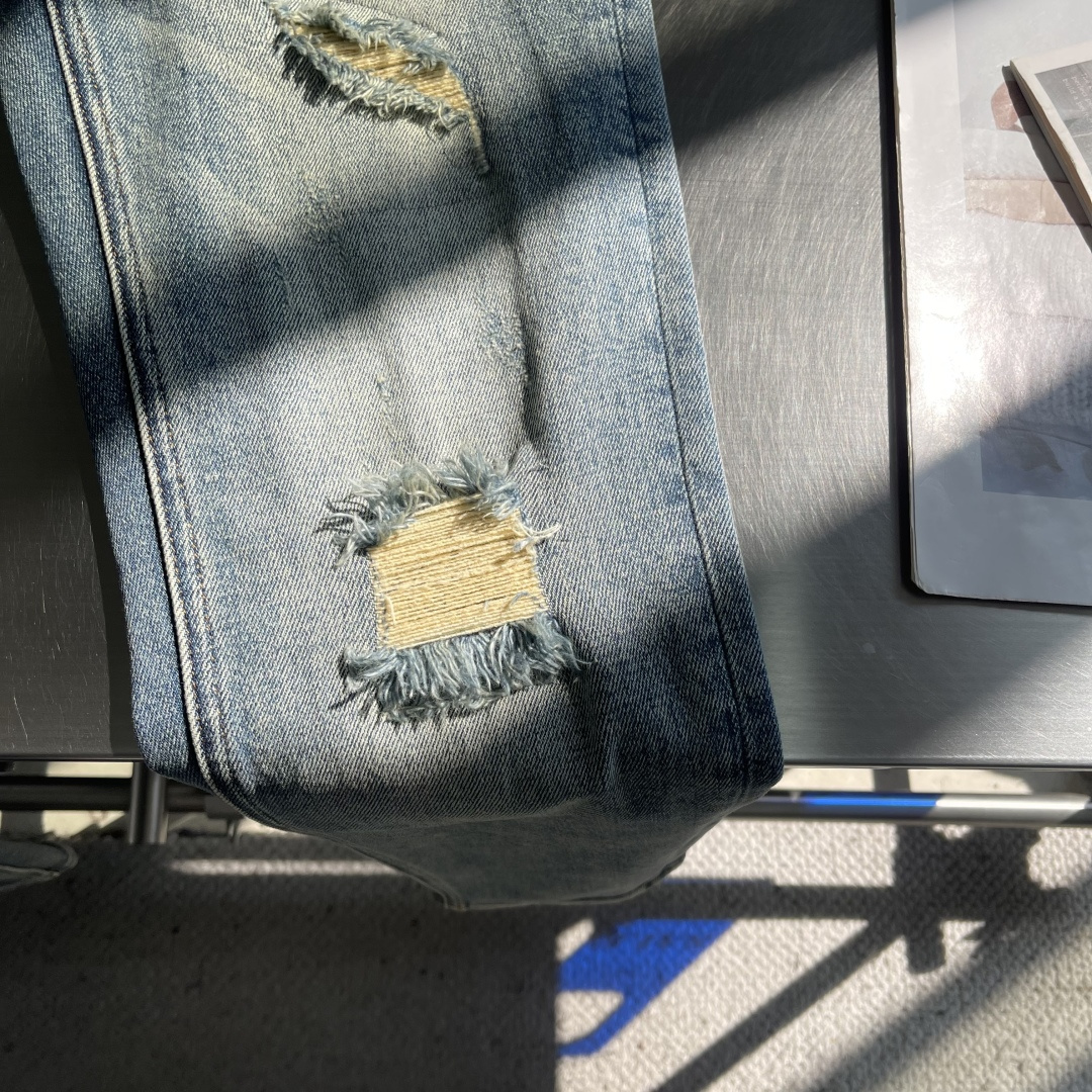 -Dio 新季爆款CD家浅色复古水磨灰蓝色牛仔长裤。底部原单印花新风格设计 柔软亲肤面料、专柜订制奢华感