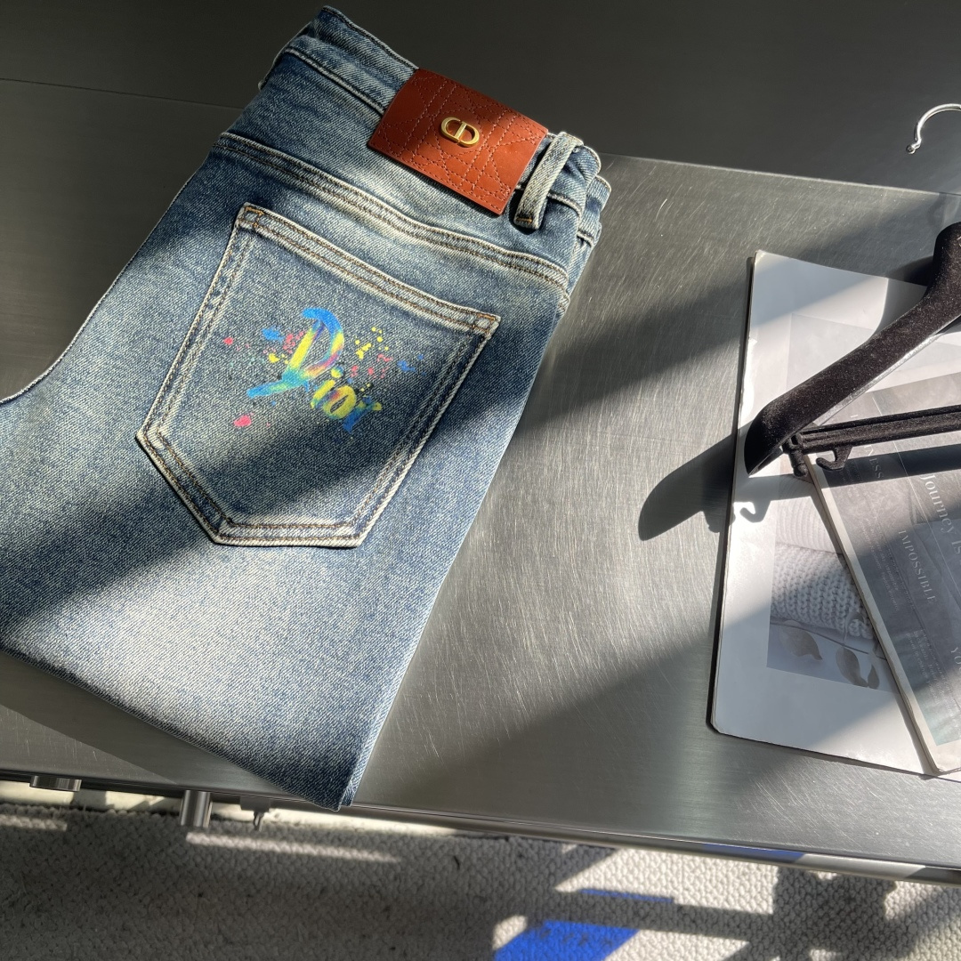 -Dio 新季爆款CD家浅色复古水磨灰蓝色牛仔长裤。底部原单印花新风格设计 柔软亲肤面料、专柜订制奢华感