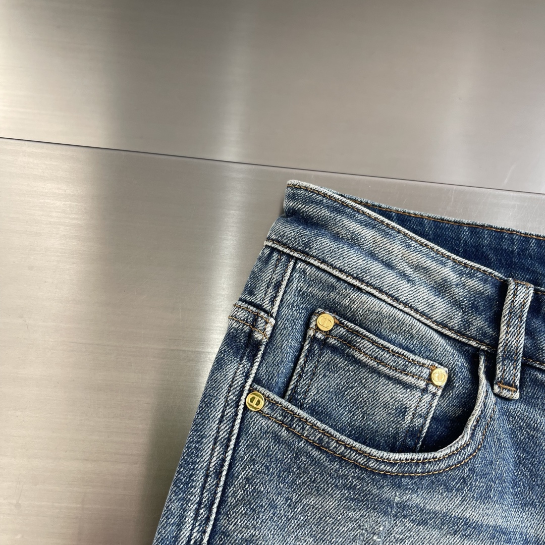 -Dio 新季爆款CD家浅色复古水磨灰蓝色牛仔长裤。底部原单印花新风格设计 柔软亲肤面料、专柜订制奢华感