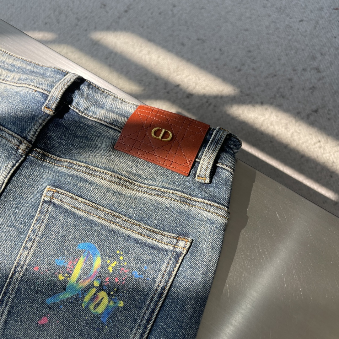 -Dio 新季爆款CD家浅色复古水磨灰蓝色牛仔长裤。底部原单印花新风格设计 柔软亲肤面料、专柜订制奢华感