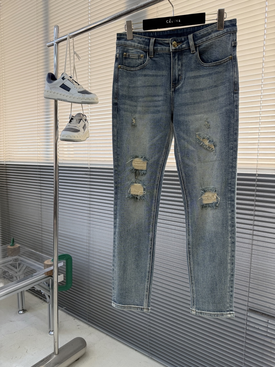 -BBR 新品系列休闲牛仔裤，修身版型，走线工整，简约时尚破洞款式，超级百搭、殿堂级的牛仔裤，采用丹宁牛