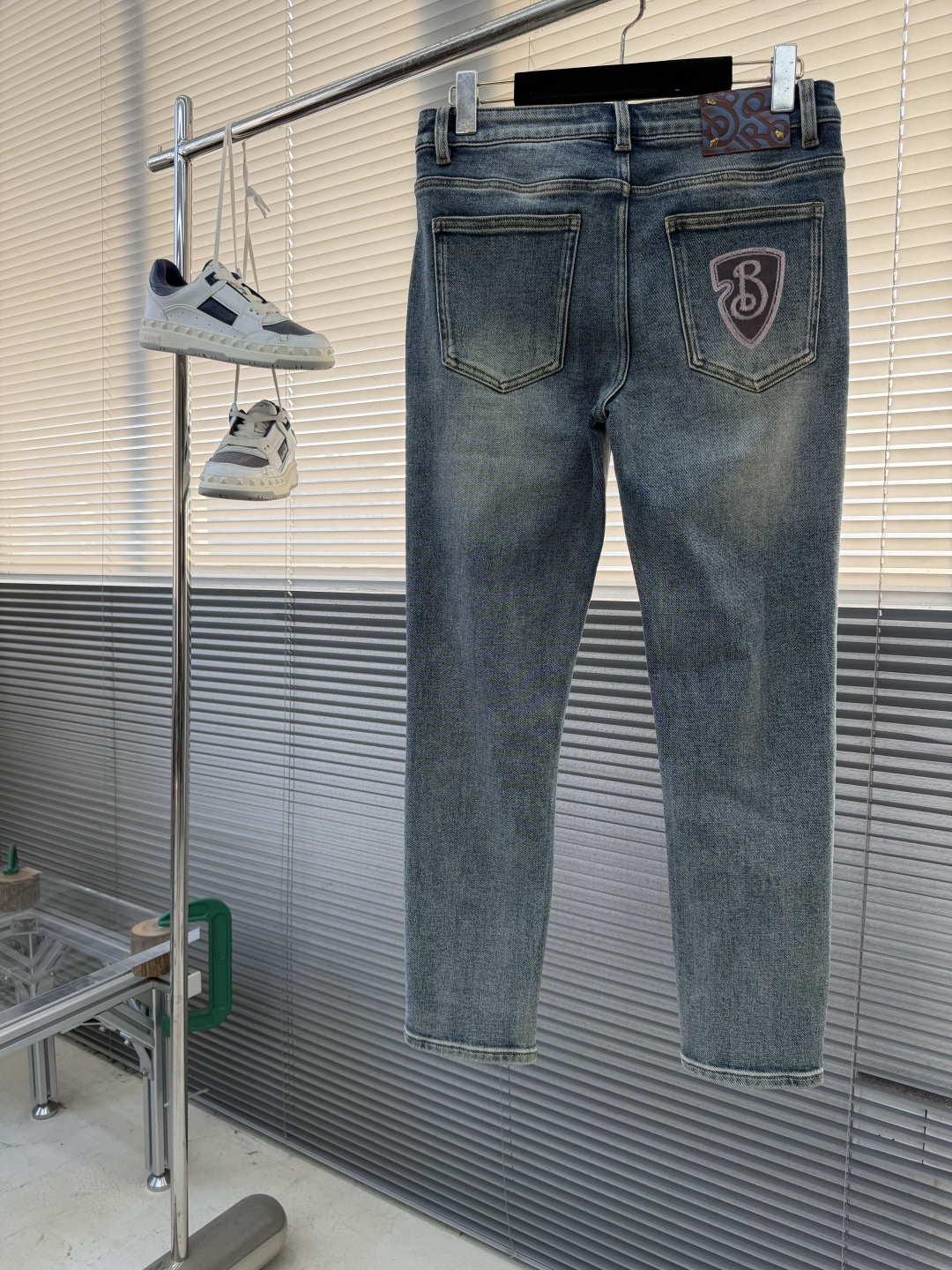 -BBR 新品系列休闲牛仔裤，修身版型，走线工整，简约时尚破洞款式，超级百搭、殿堂级的牛仔裤，采用丹宁牛