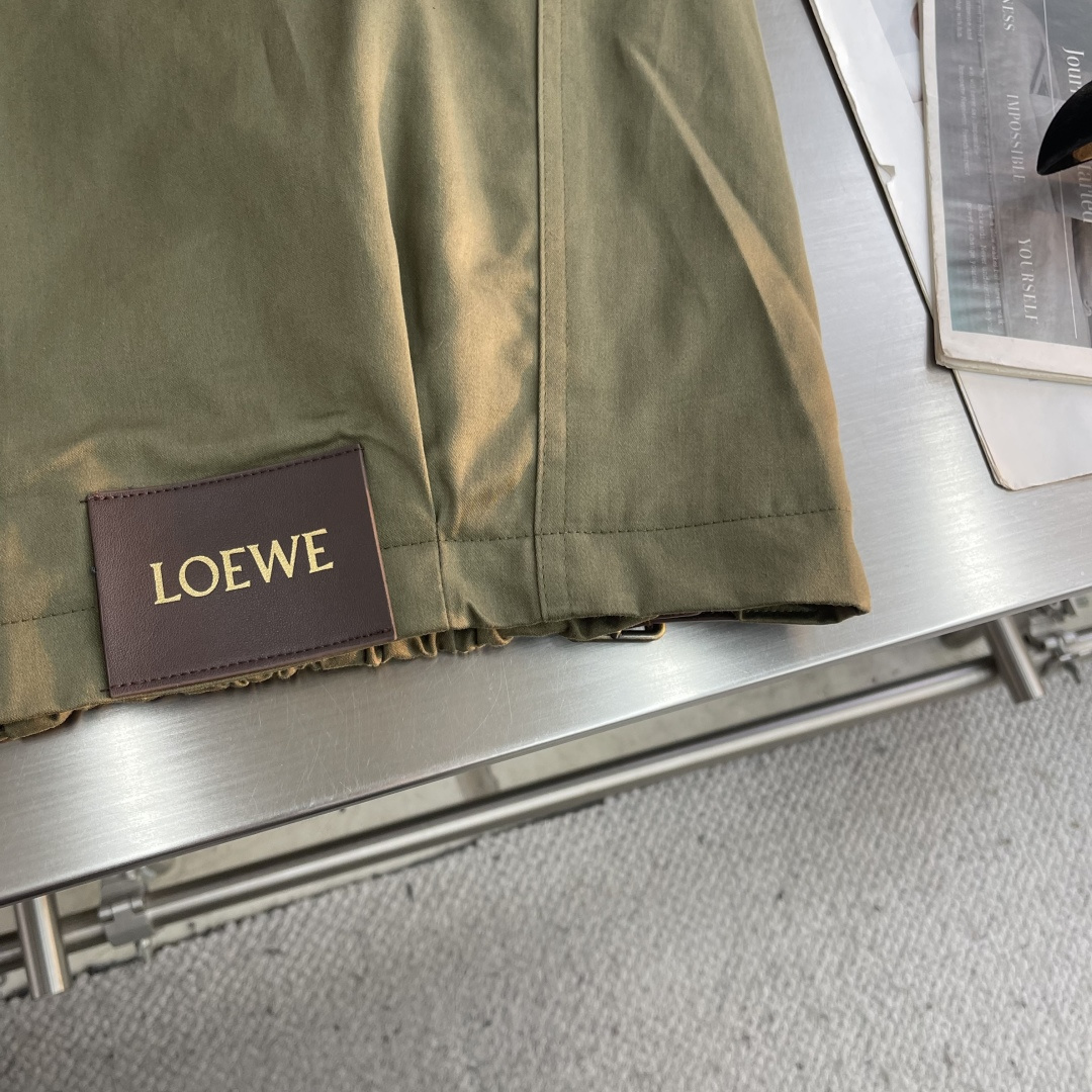 -LOEW 皮标松紧腰工装拉链外套采用100%纯棉布匹，面料定染原版色。皮标采用真牛皮复合，面上采用金粉