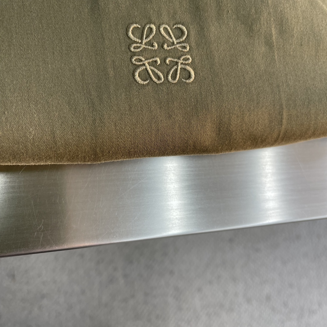 -LOEW 皮标松紧腰工装拉链外套采用100%纯棉布匹，面料定染原版色。皮标采用真牛皮复合，面上采用金粉