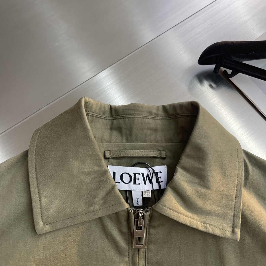 -LOEW 皮标松紧腰工装拉链外套采用100%纯棉布匹，面料定染原版色。皮标采用真牛皮复合，面上采用金粉