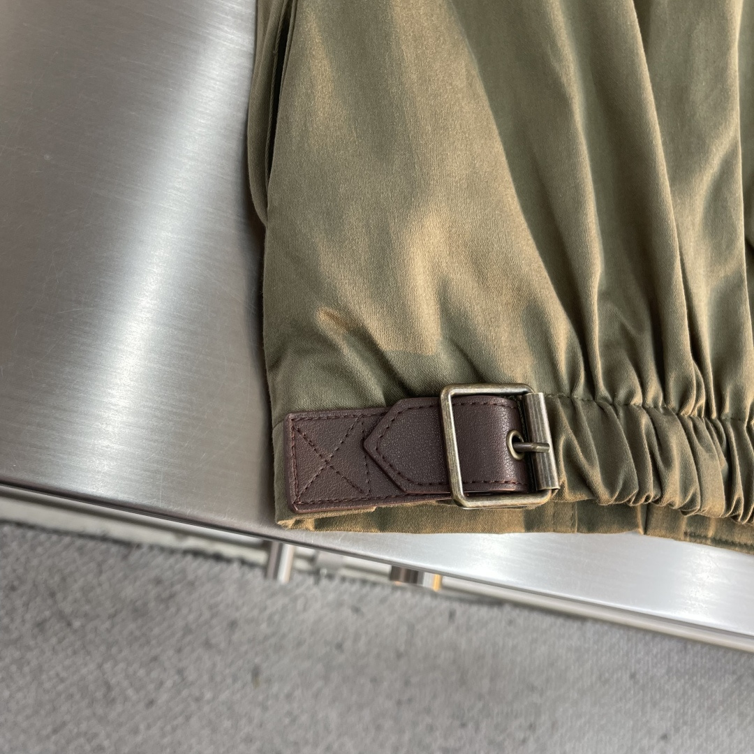 -LOEW 皮标松紧腰工装拉链外套采用100%纯棉布匹，面料定染原版色。皮标采用真牛皮复合，面上采用金粉