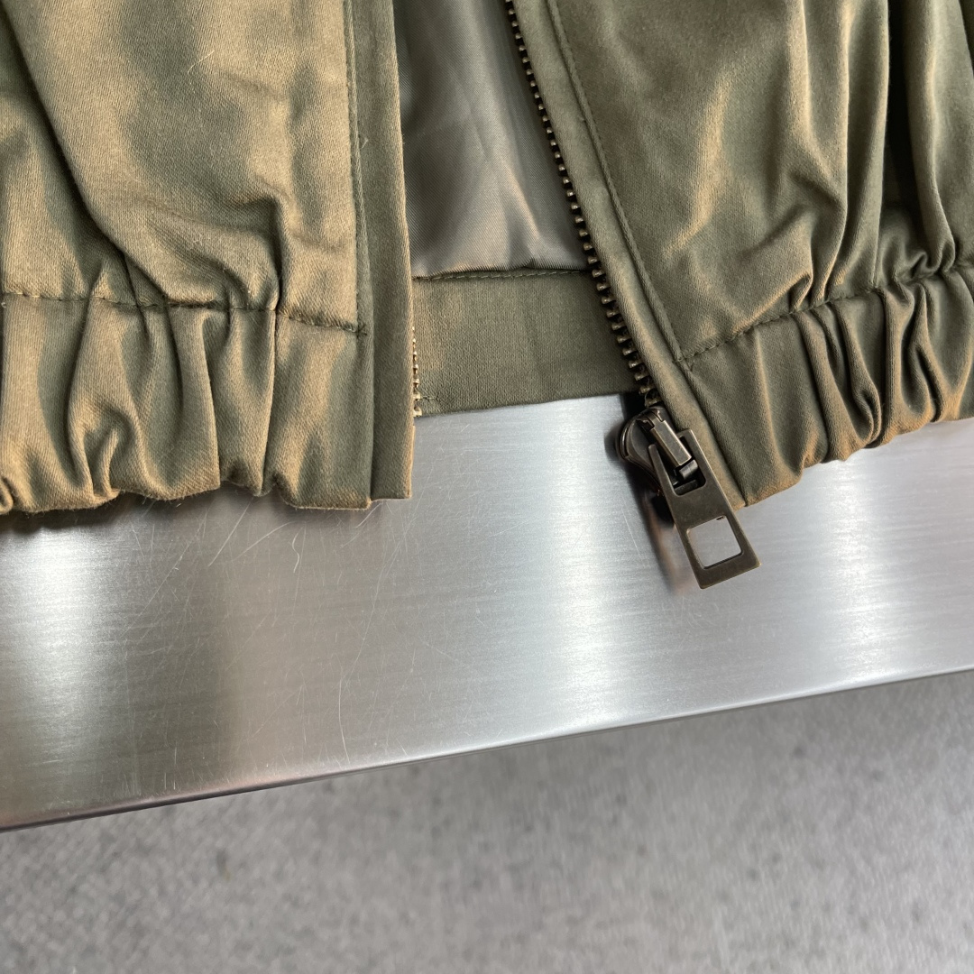 -LOEW 皮标松紧腰工装拉链外套采用100%纯棉布匹，面料定染原版色。皮标采用真牛皮复合，面上采用金粉