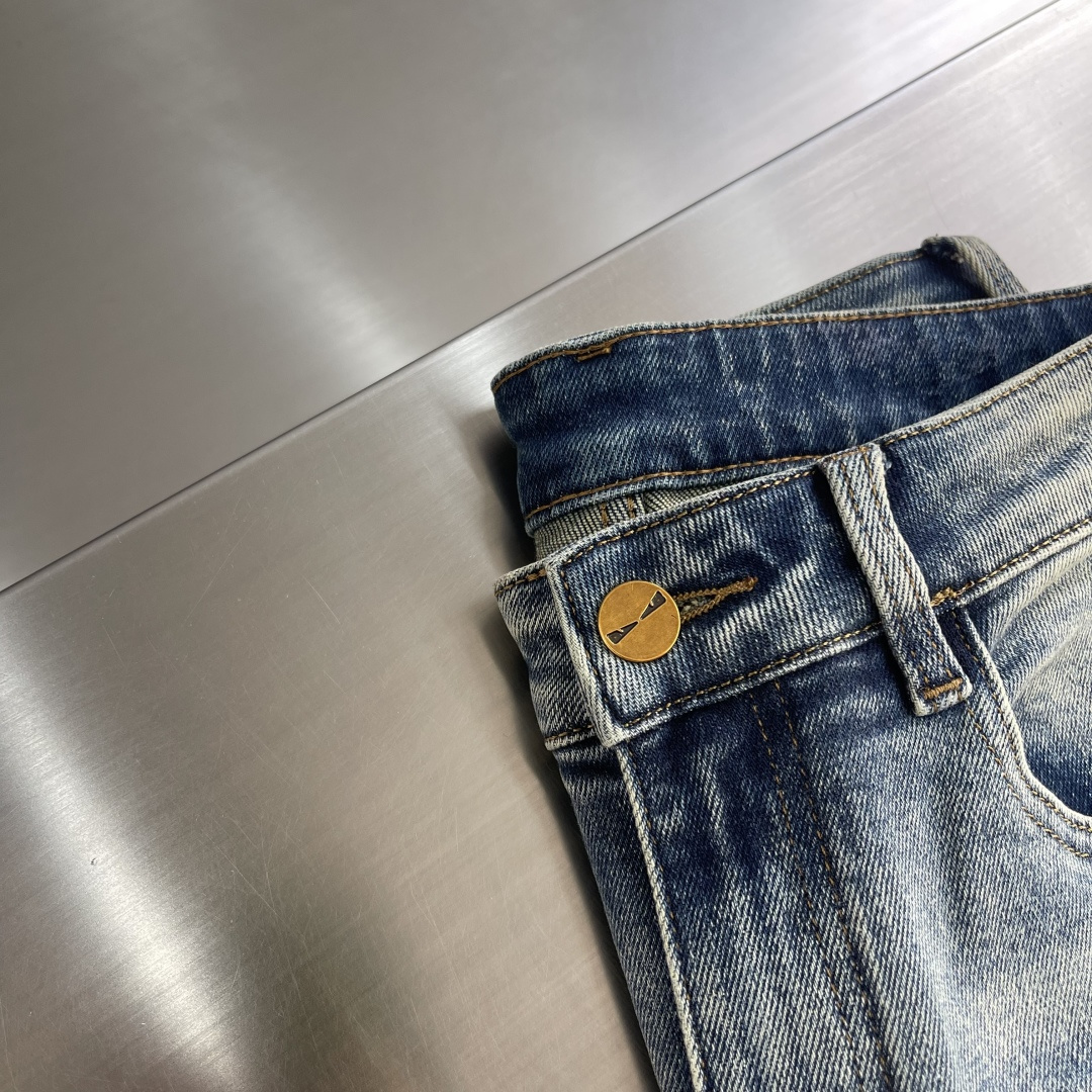 -FEND 2025秋季最新品水洗休闲牛仔裤，进口水洗弹力面料，舒适有弹性，顶级印花工艺字母图案logo