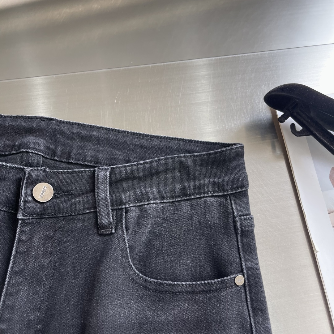 -FEND 25FW秋冬最新款休闲牛仔裤，搭配经典小怪兽👀皮牌，面料带弹力，舒适度高，小直筒版型，经典永