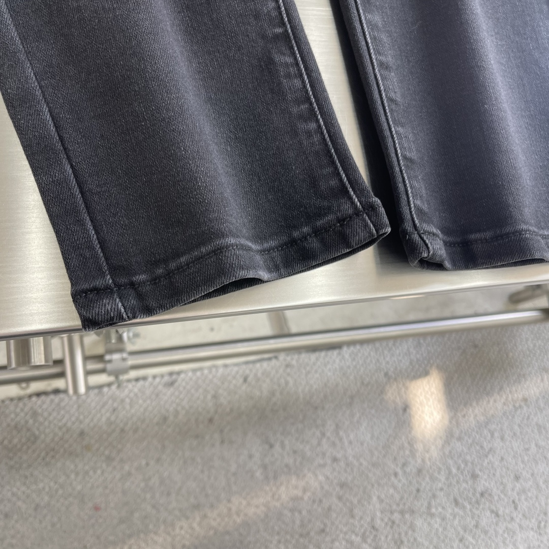 -FEND 25FW秋冬最新款休闲牛仔裤，搭配经典小怪兽👀皮牌，面料带弹力，舒适度高，小直筒版型，经典永