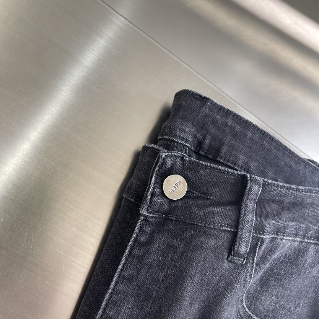 -FEND 25FW秋冬最新款休闲牛仔裤，搭配经典小怪兽👀皮牌，面料带弹力，舒适度高，小直筒版型，经典永