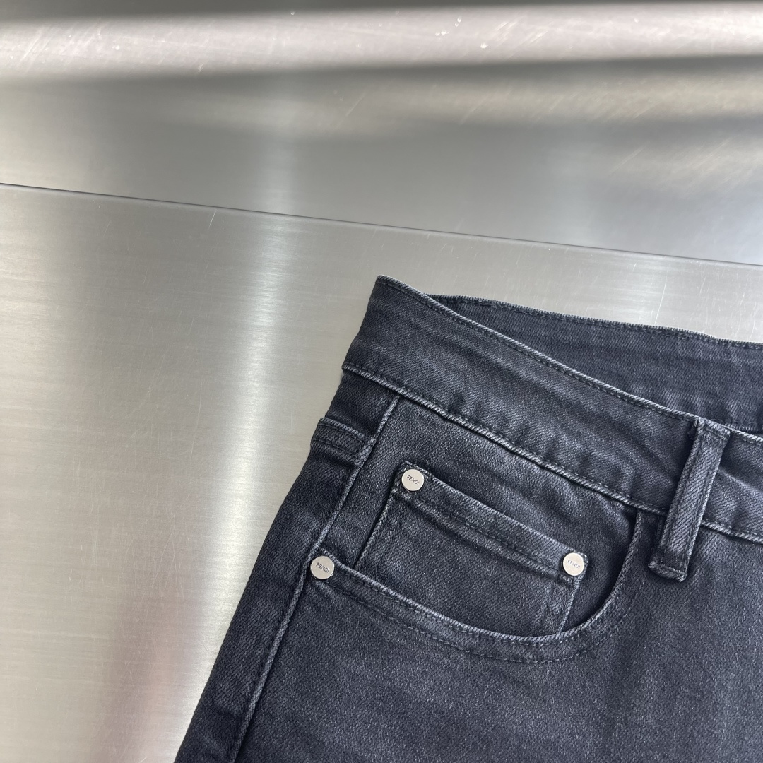 -FEND 25FW秋冬最新款休闲牛仔裤，搭配经典小怪兽👀皮牌，面料带弹力，舒适度高，小直筒版型，经典永