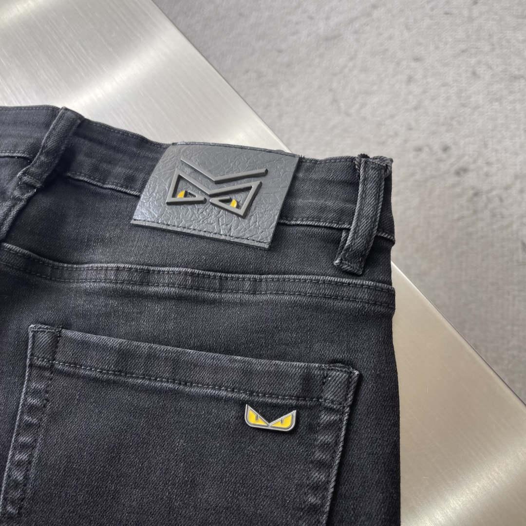 -FEND 25FW秋冬最新款休闲牛仔裤，搭配经典小怪兽👀皮牌，面料带弹力，舒适度高，小直筒版型，经典永