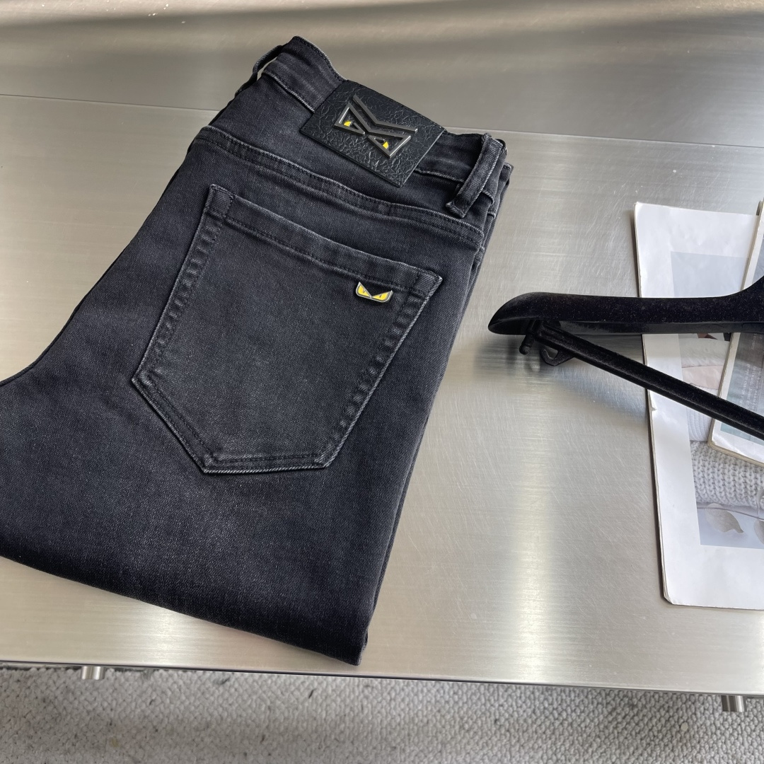 -FEND 25FW秋冬最新款休闲牛仔裤，搭配经典小怪兽👀皮牌，面料带弹力，舒适度高，小直筒版型，经典永