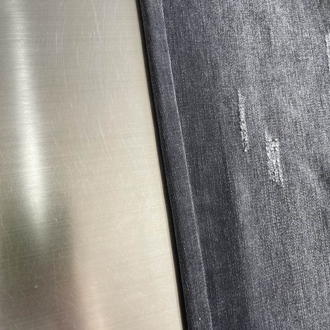 -驴牌 四季款直筒牛仔裤，采用优质牛仔面料打造，重工水洗！别具一格。后口袋金属logo点缀，细节到位！上