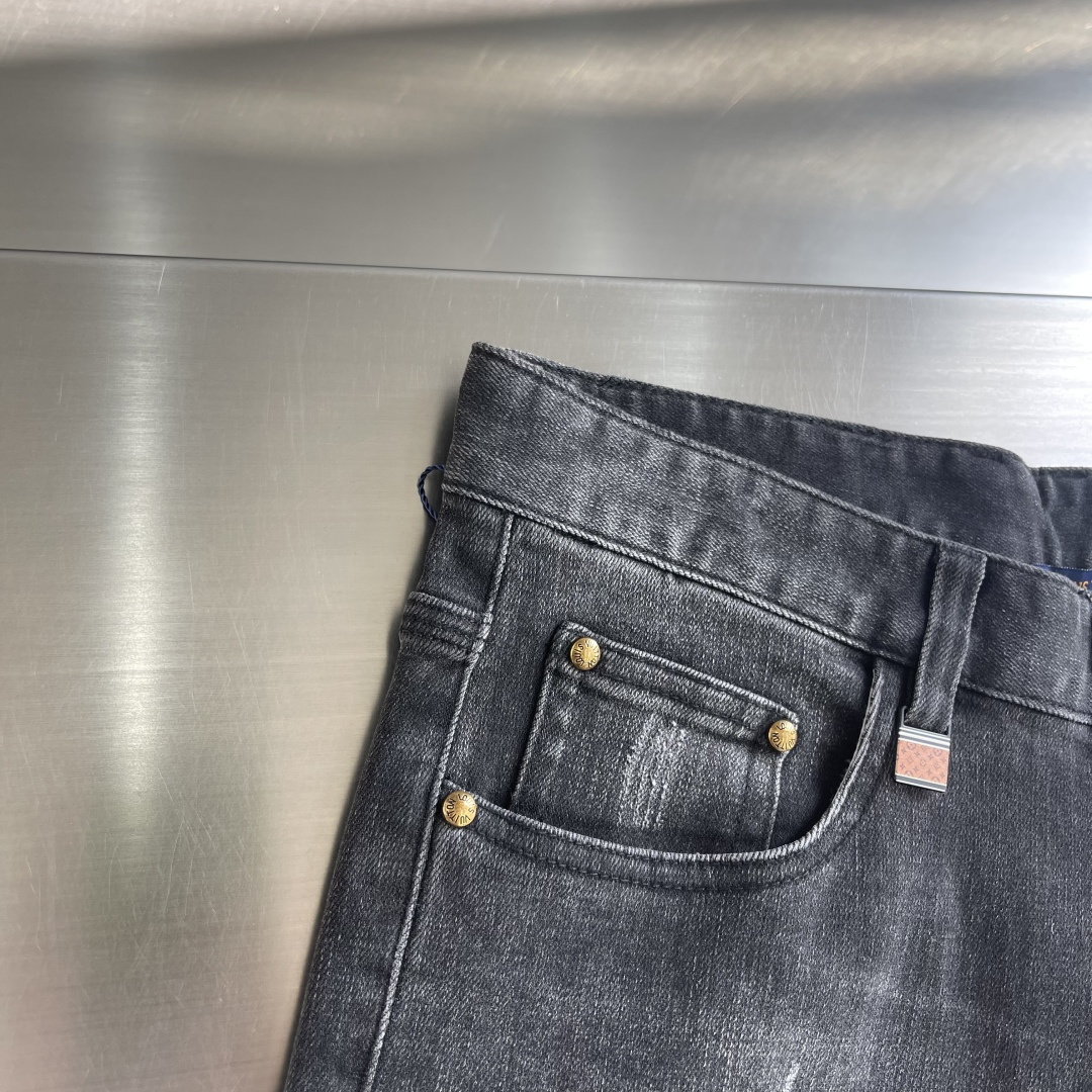 -驴牌 四季款直筒牛仔裤，采用优质牛仔面料打造，重工水洗！别具一格。后口袋金属logo点缀，细节到位！上