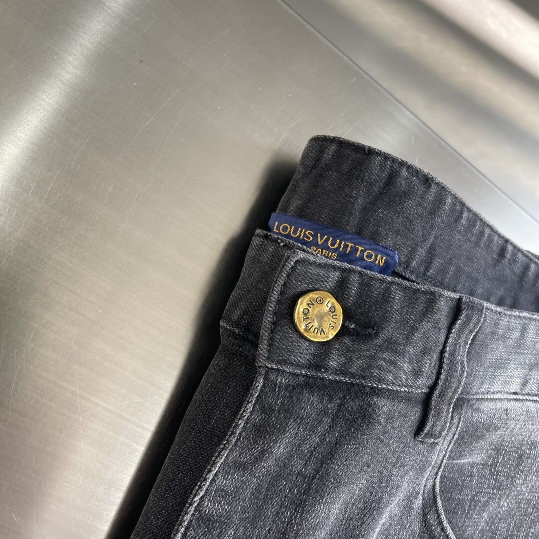 -驴牌 四季款直筒牛仔裤，采用优质牛仔面料打造，重工水洗！别具一格。后口袋金属logo点缀，细节到位！上