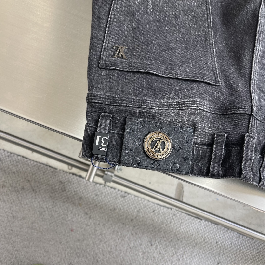 -驴牌 四季款直筒牛仔裤，采用优质牛仔面料打造，重工水洗！别具一格。后口袋金属logo点缀，细节到位！上