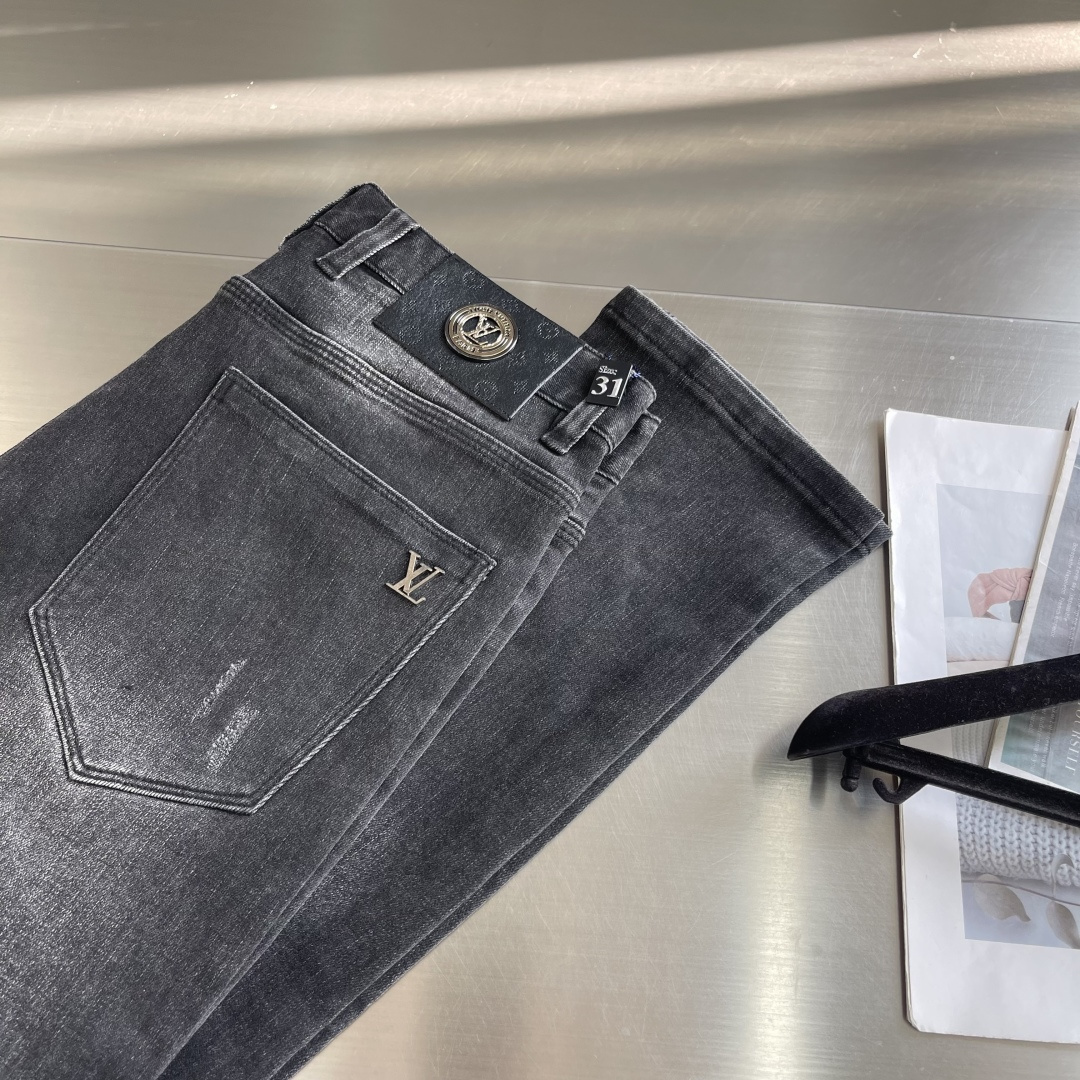 -驴牌 四季款直筒牛仔裤，采用优质牛仔面料打造，重工水洗！别具一格。后口袋金属logo点缀，细节到位！上