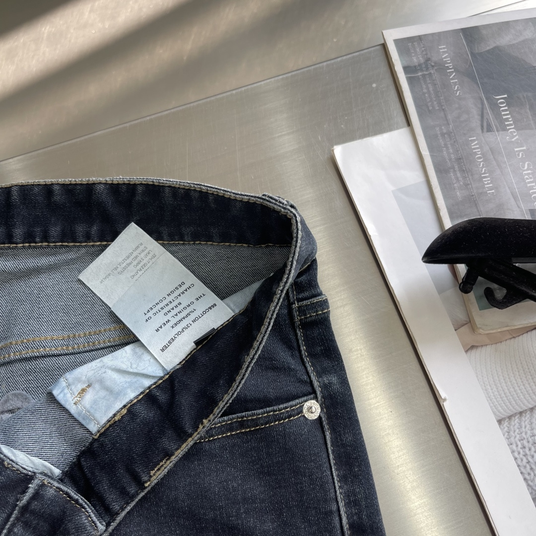 -PRAD 经典三角标男士牛仔裤，四季常青款，基础款直筒版型，休闲时尚！一年四季百搭系列，面料柔软舒适透