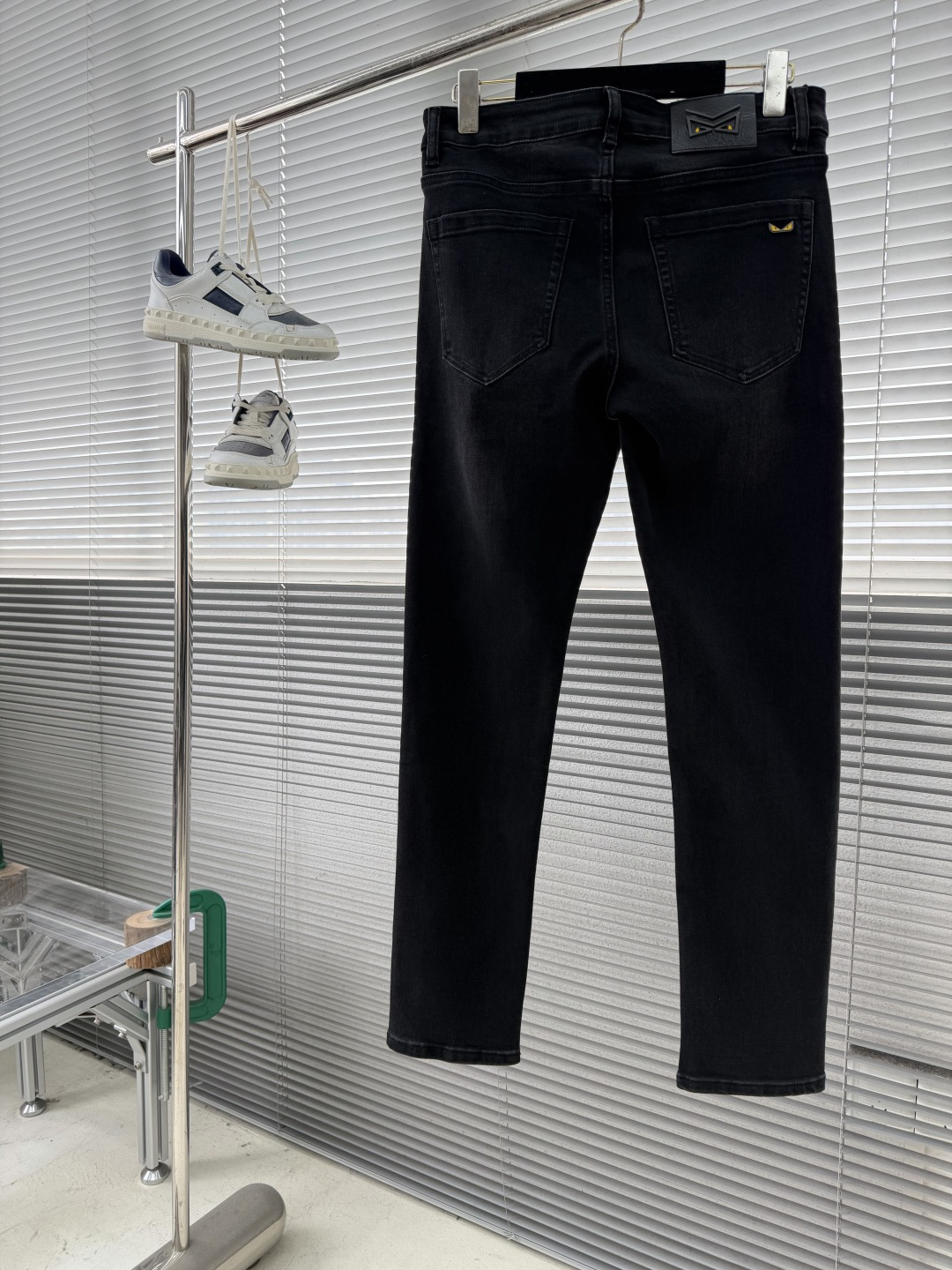 -FEND 25FW秋冬最新款休闲牛仔裤，搭配经典小怪兽👀皮牌，面料带弹力，舒适度高，小直筒版型，经典永