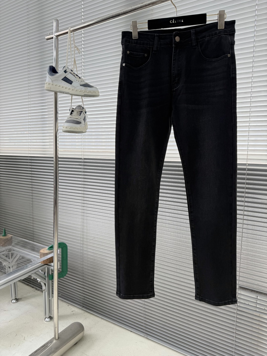 -FEND 25FW秋冬最新款休闲牛仔裤，搭配经典小怪兽👀皮牌，面料带弹力，舒适度高，小直筒版型，经典永