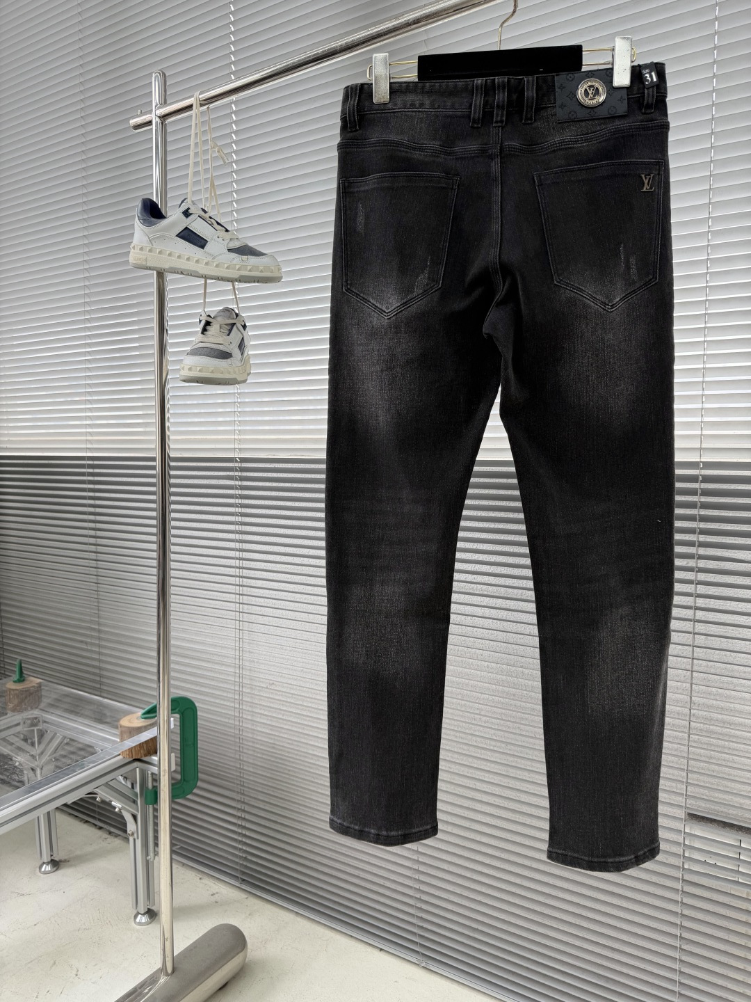 -驴牌 四季款直筒牛仔裤，采用优质牛仔面料打造，重工水洗！别具一格。后口袋金属logo点缀，细节到位！上