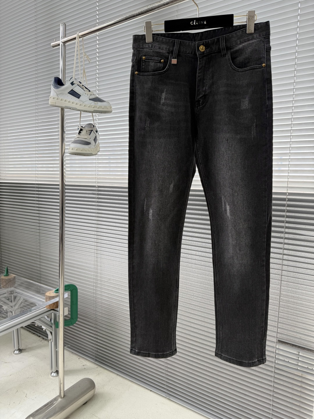 -驴牌 四季款直筒牛仔裤，采用优质牛仔面料打造，重工水洗！别具一格。后口袋金属logo点缀，细节到位！上