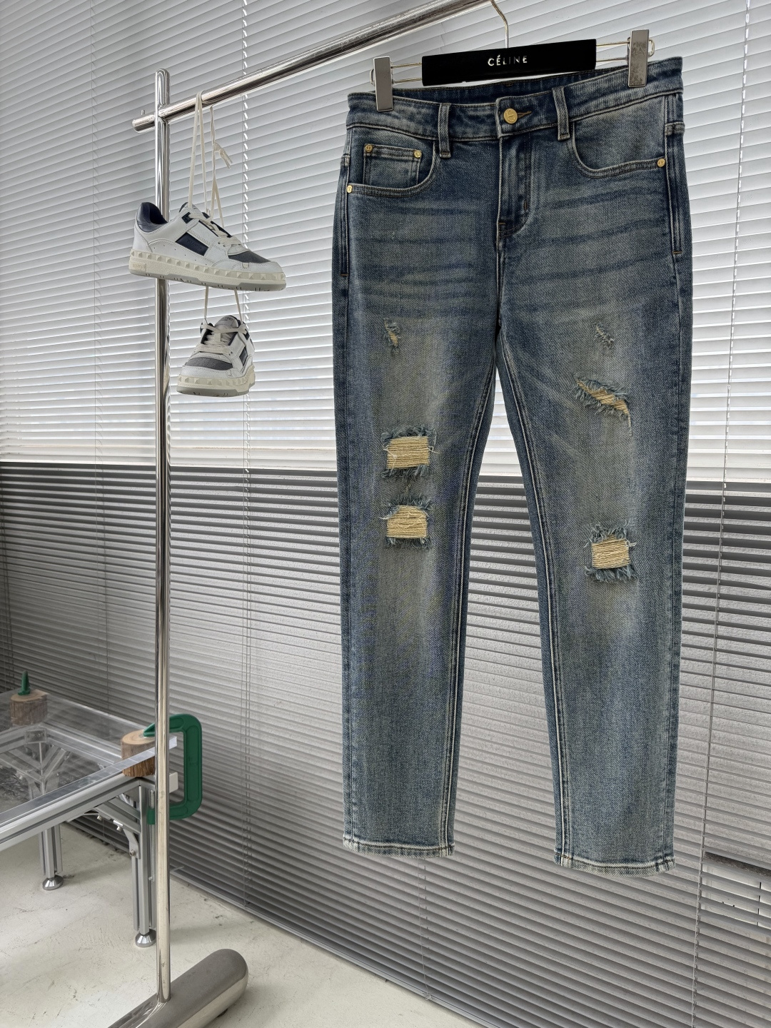 -Dio 新季爆款CD家浅色复古水磨灰蓝色牛仔长裤。底部原单印花新风格设计 柔软亲肤面料、专柜订制奢华感