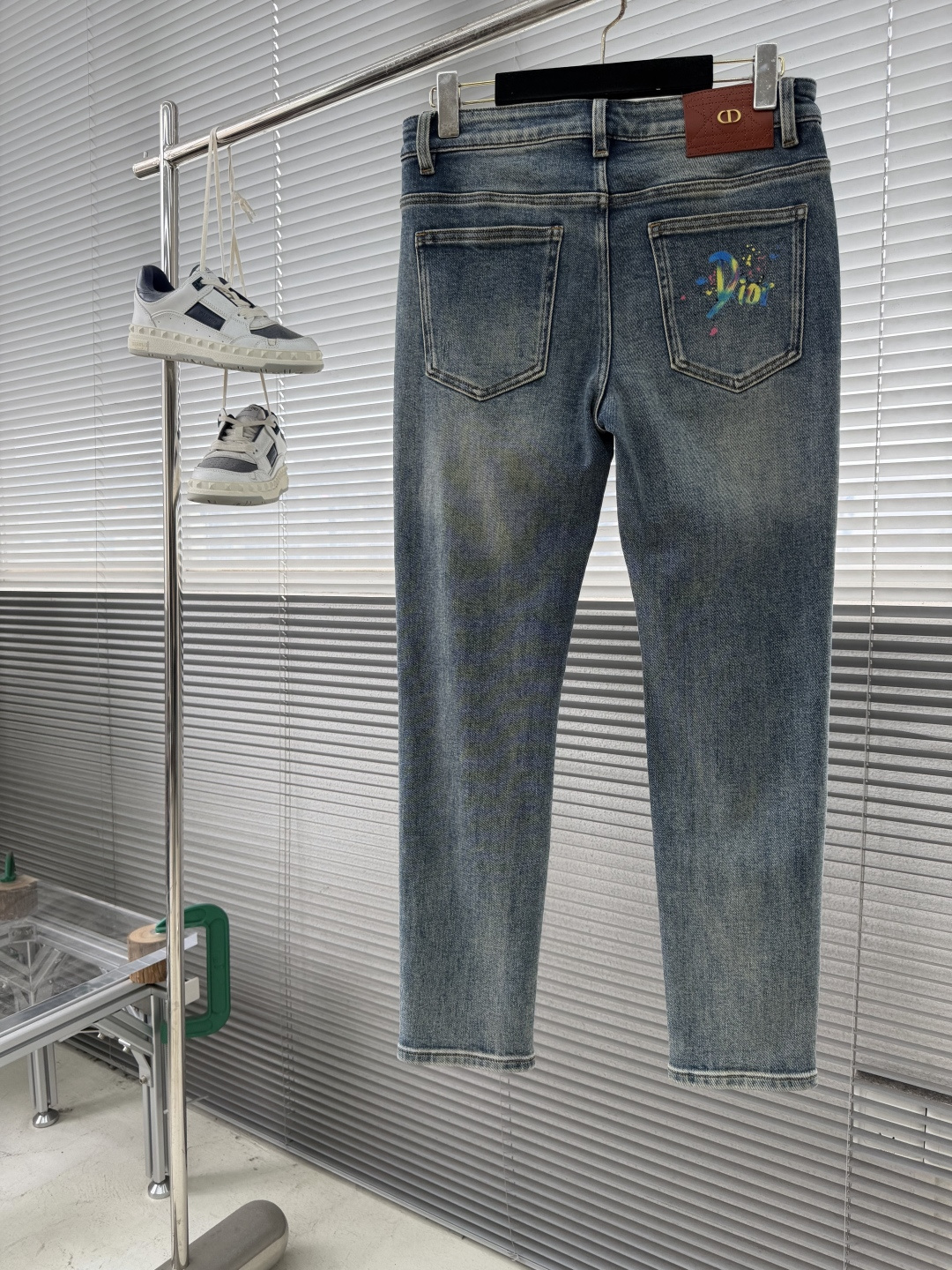 -Dio 新季爆款CD家浅色复古水磨灰蓝色牛仔长裤。底部原单印花新风格设计 柔软亲肤面料、专柜订制奢华感