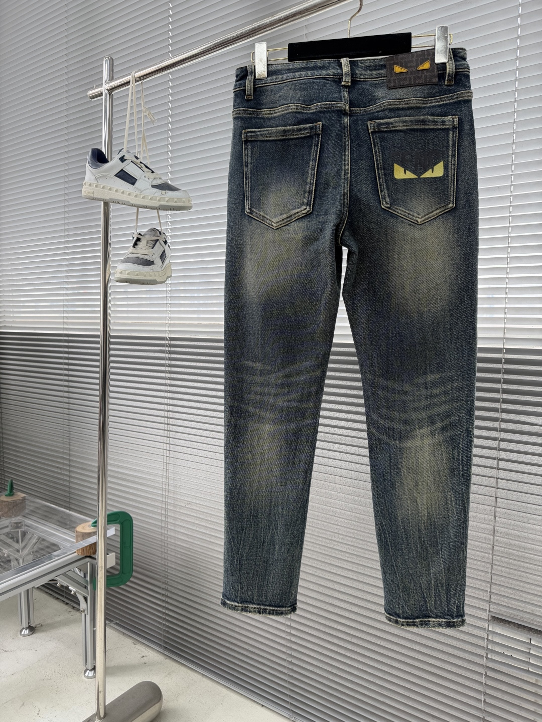 -FEND 2025秋季最新品，水洗休闲牛仔裤。进口水洗弹力面料，舒适有弹性，顶级绣花工艺字母图案log