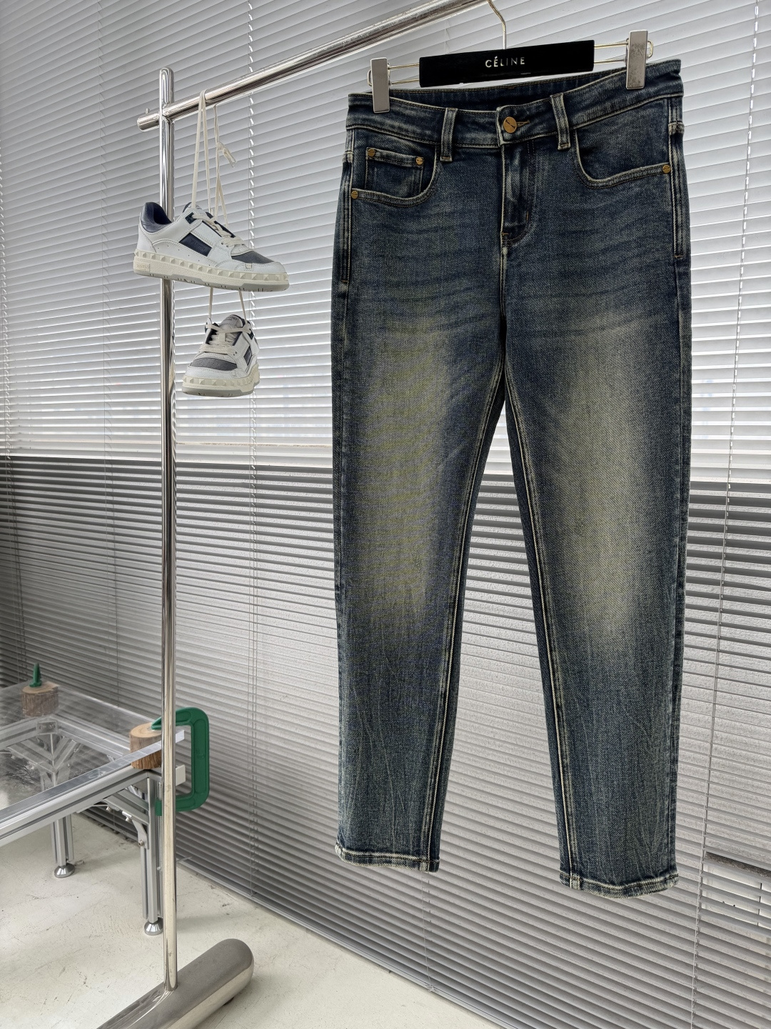 -FEND 2025秋季最新品，水洗休闲牛仔裤。进口水洗弹力面料，舒适有弹性，顶级绣花工艺字母图案log