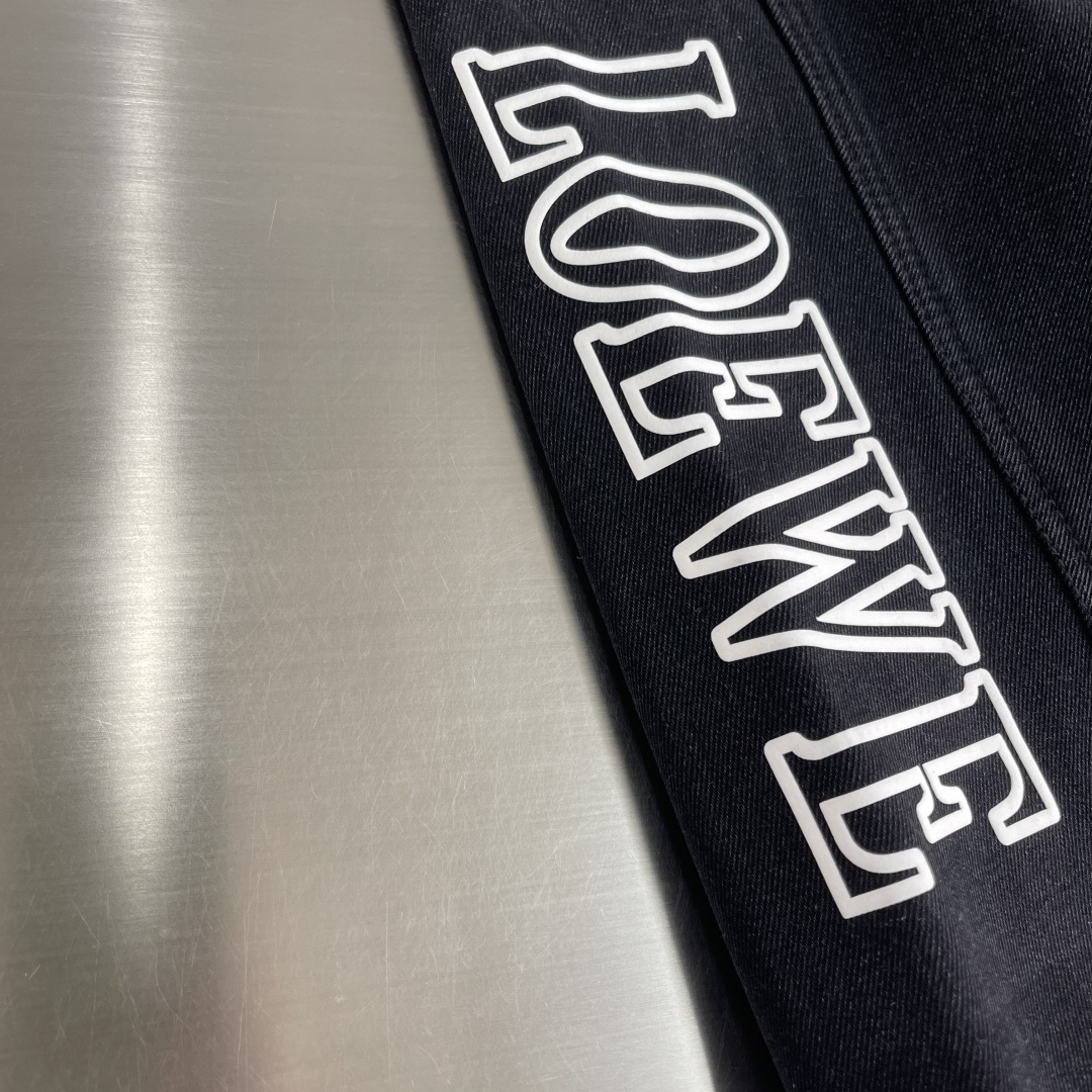 -LOEW 秋冬新款加绒长裤，定制洗水纯棉斜纹牛仔奥利绒面料，洗水猫须喷白工艺 两侧logo字母印花微阔