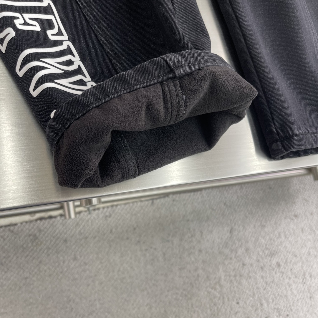 -LOEW 秋冬新款加绒长裤，定制洗水纯棉斜纹牛仔奥利绒面料，洗水猫须喷白工艺 两侧logo字母印花微阔