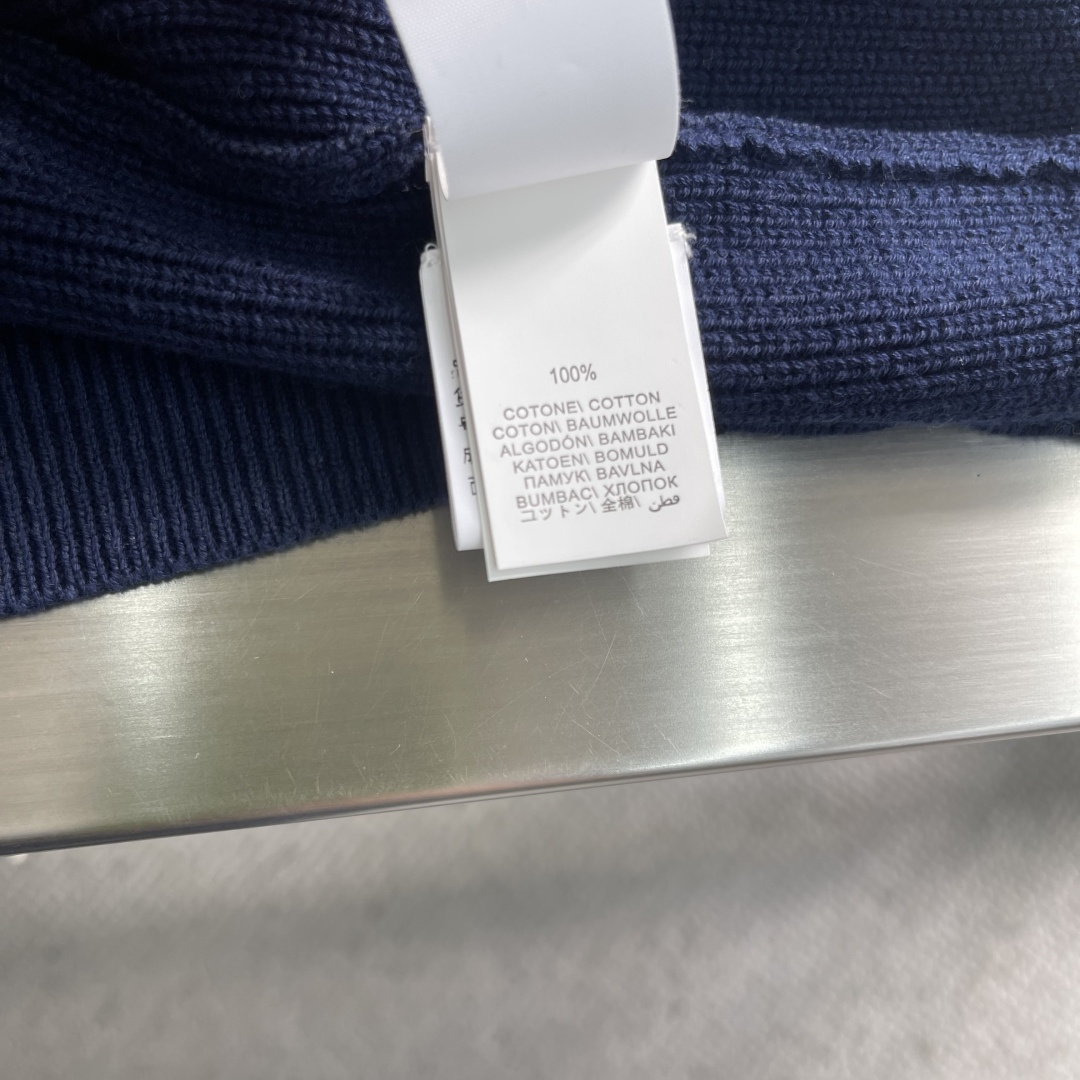 -BC 基础款半高领羊毛拉链外套。在秋冬的时尚版图里，总有一件单品能以温柔之力，击中你的心扉。手触碰到这