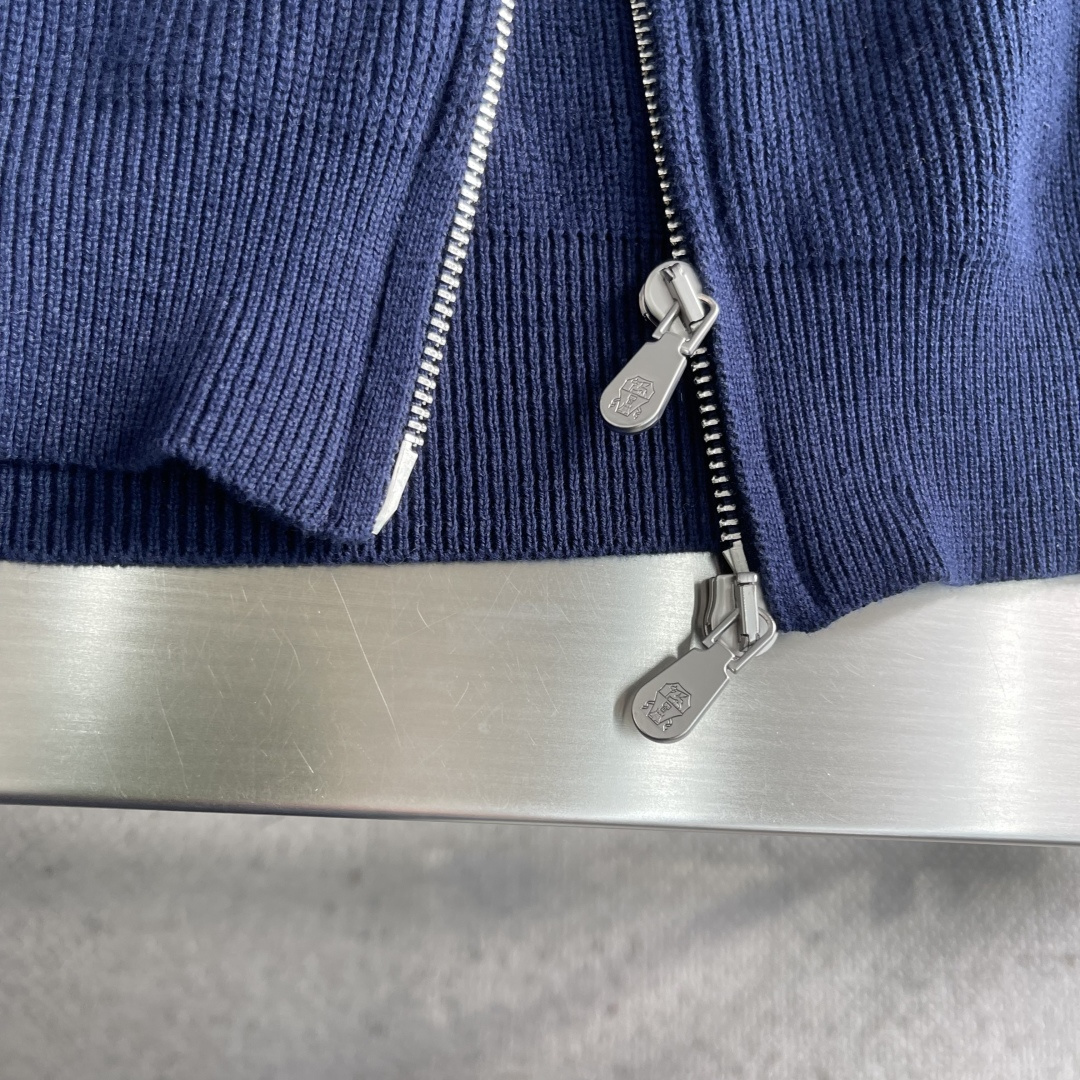 -BC 基础款半高领羊毛拉链外套。在秋冬的时尚版图里，总有一件单品能以温柔之力，击中你的心扉。手触碰到这