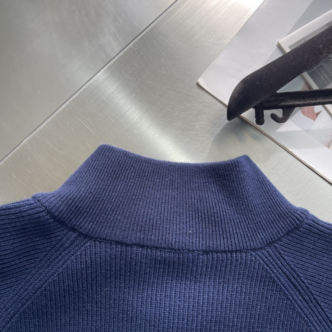 -BC 基础款半高领羊毛拉链外套。在秋冬的时尚版图里，总有一件单品能以温柔之力，击中你的心扉。手触碰到这