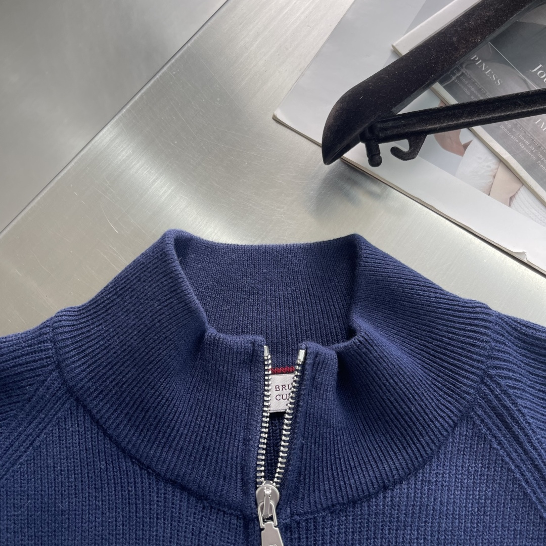 -BC 基础款半高领羊毛拉链外套。在秋冬的时尚版图里，总有一件单品能以温柔之力，击中你的心扉。手触碰到这