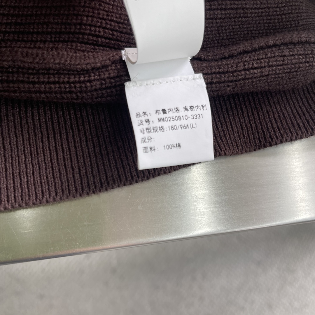 -BC 基础款半高领羊毛拉链外套。在秋冬的时尚版图里，总有一件单品能以温柔之力，击中你的心扉。手触碰到这