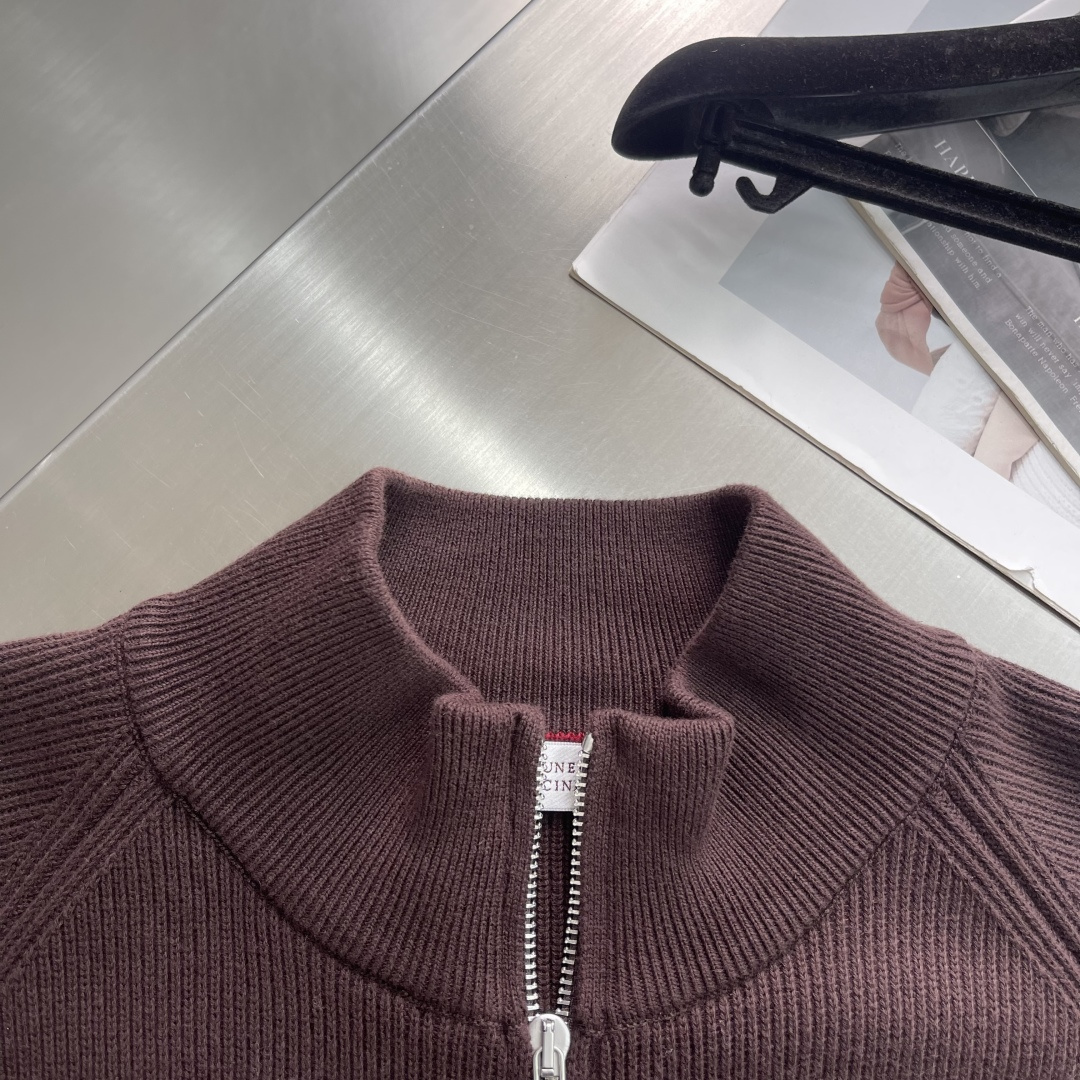 -BC 基础款半高领羊毛拉链外套。在秋冬的时尚版图里，总有一件单品能以温柔之力，击中你的心扉。手触碰到这