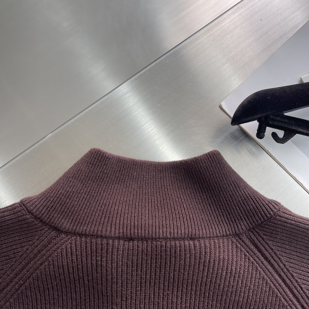 -BC 基础款半高领羊毛拉链外套。在秋冬的时尚版图里，总有一件单品能以温柔之力，击中你的心扉。手触碰到这