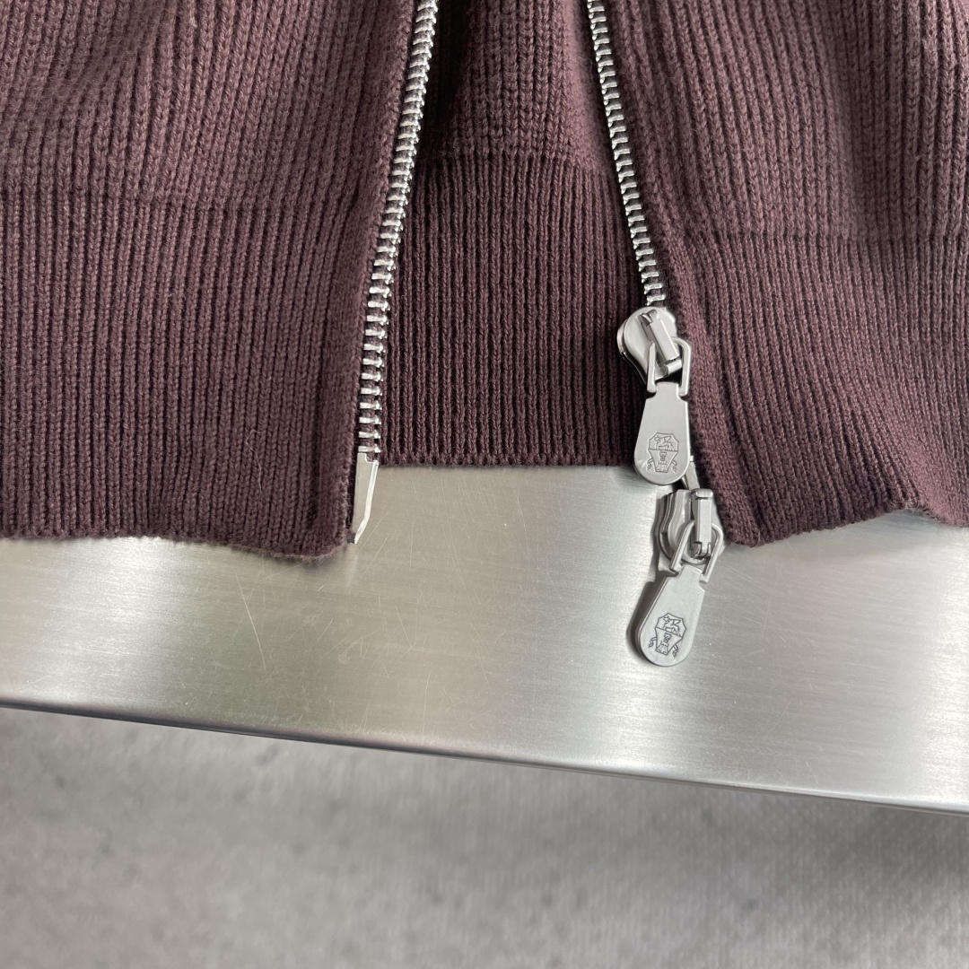 -BC 基础款半高领羊毛拉链外套。在秋冬的时尚版图里，总有一件单品能以温柔之力，击中你的心扉。手触碰到这