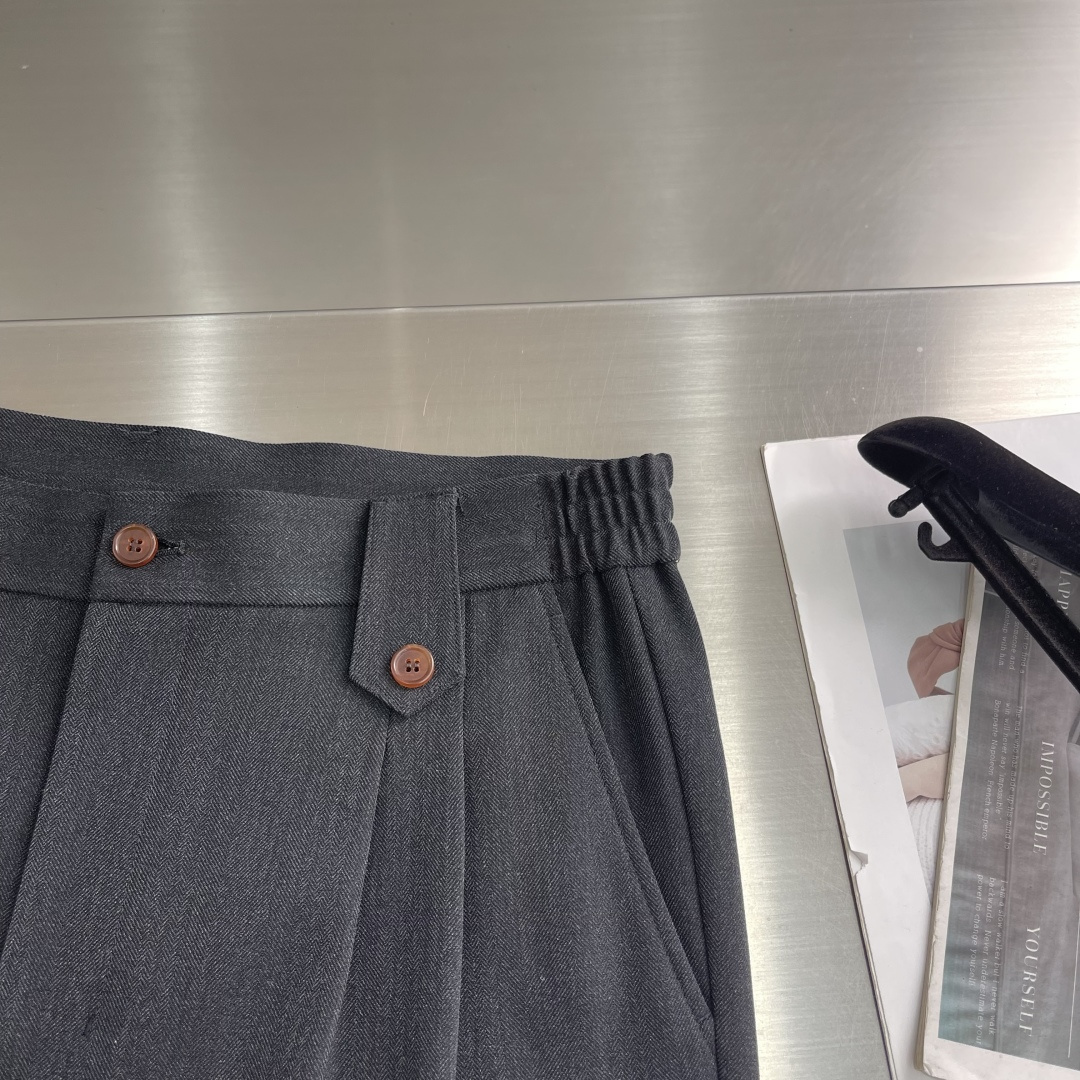 -双摺松紧腰设计！Brioni 布里奥尼 新品发布微阔版型甄选优质含羊毛醋酸面料休闲长裤西裤，双摺松紧腰