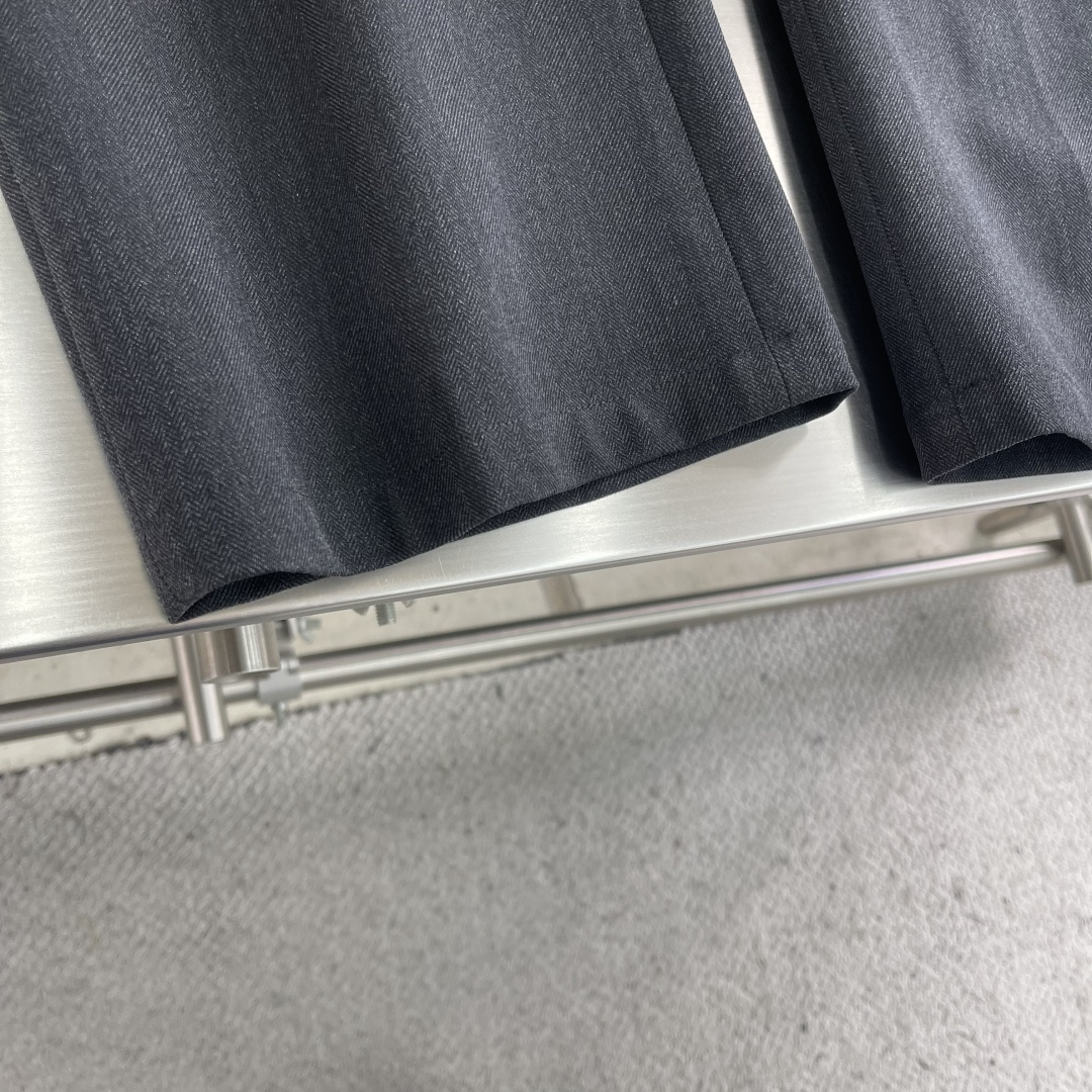 -双摺松紧腰设计！Brioni 布里奥尼 新品发布微阔版型甄选优质含羊毛醋酸面料休闲长裤西裤，双摺松紧腰