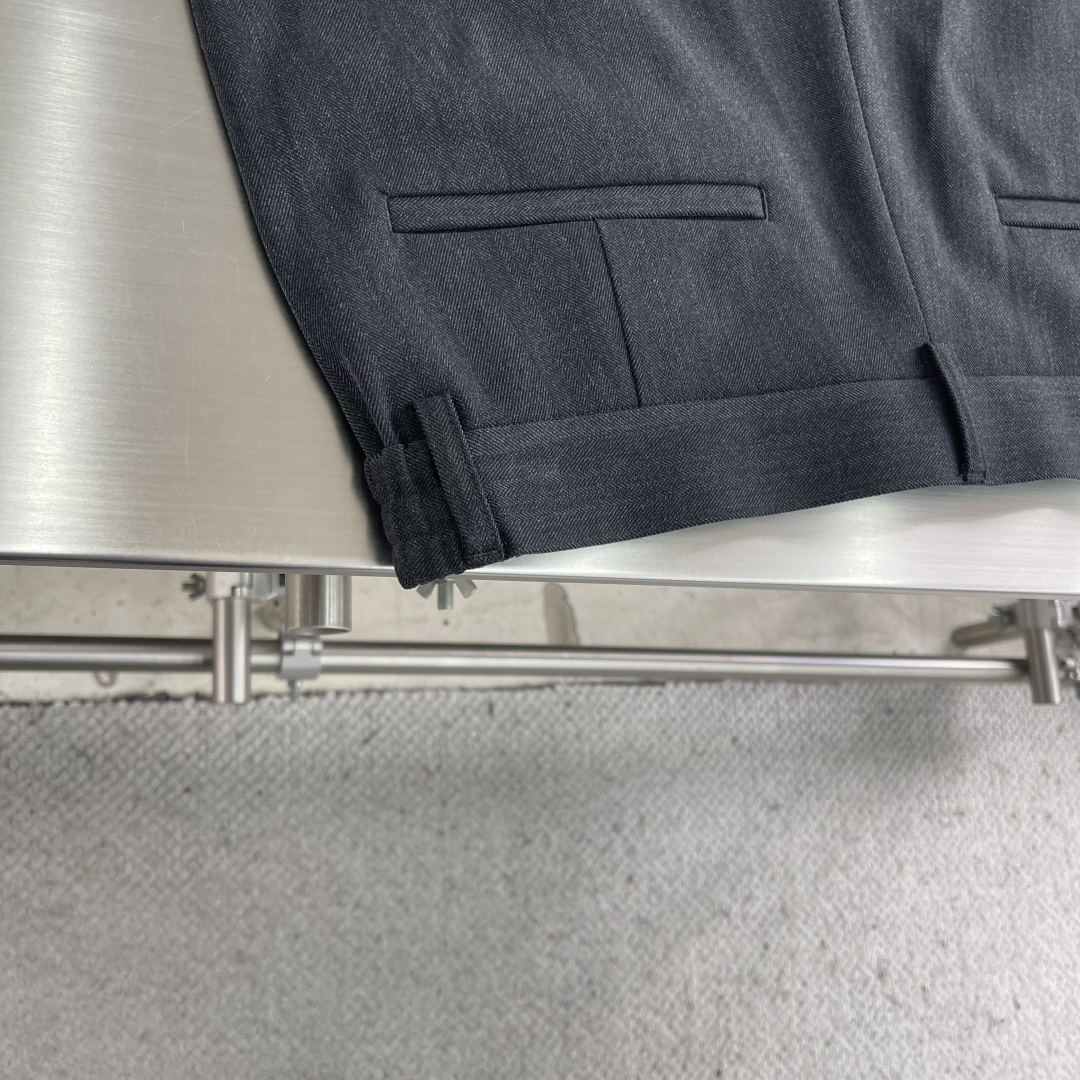 -双摺松紧腰设计！Brioni 布里奥尼 新品发布微阔版型甄选优质含羊毛醋酸面料休闲长裤西裤，双摺松紧腰