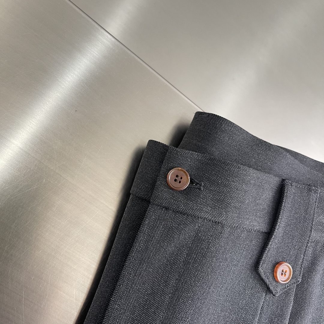 -双摺松紧腰设计！Brioni 布里奥尼 新品发布微阔版型甄选优质含羊毛醋酸面料休闲长裤西裤，双摺松紧腰