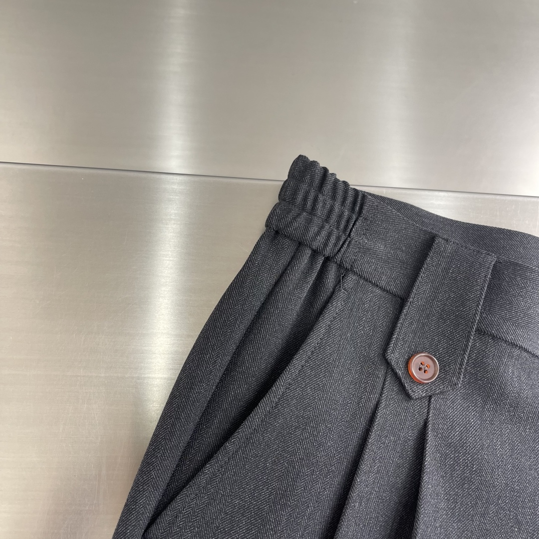 -双摺松紧腰设计！Brioni 布里奥尼 新品发布微阔版型甄选优质含羊毛醋酸面料休闲长裤西裤，双摺松紧腰