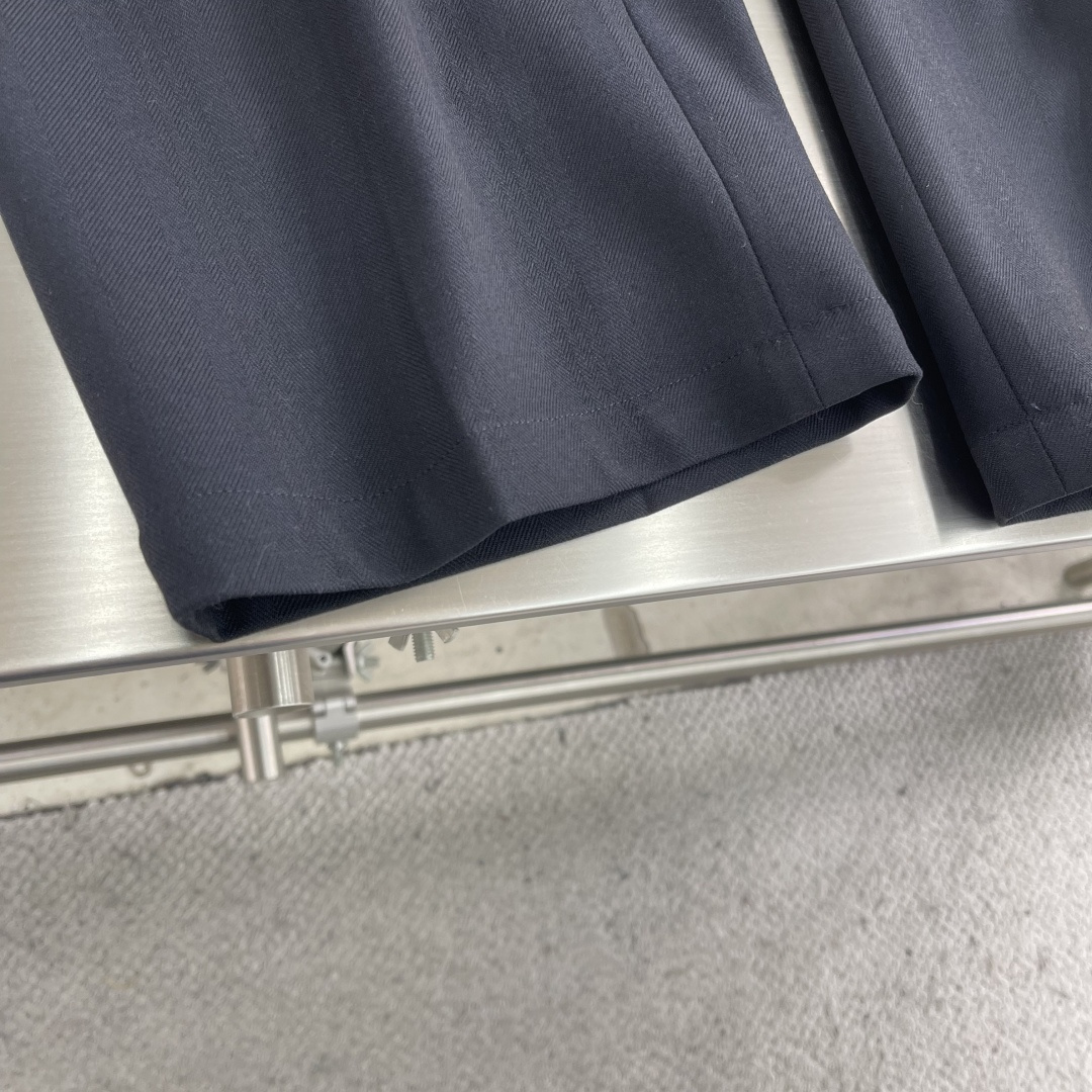 -双摺松紧腰设计！Brioni 布里奥尼 新品发布微阔版型甄选优质含羊毛醋酸面料休闲长裤西裤，双摺松紧腰